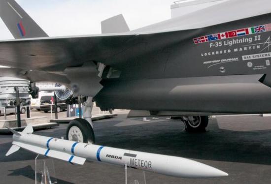 英国“流星”导弹与F-35战斗机共同展示