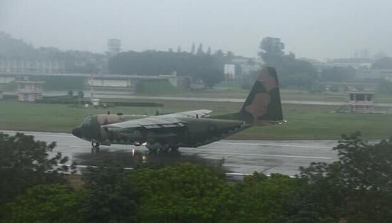 马英九所搭乘的C-130运输机