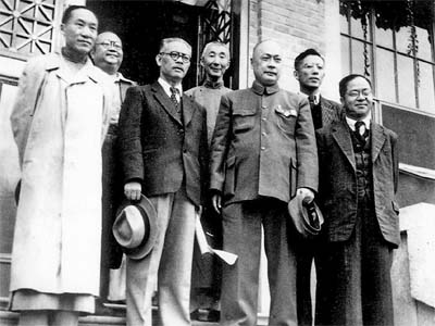 时任上海市长的陈毅与各界人士合影