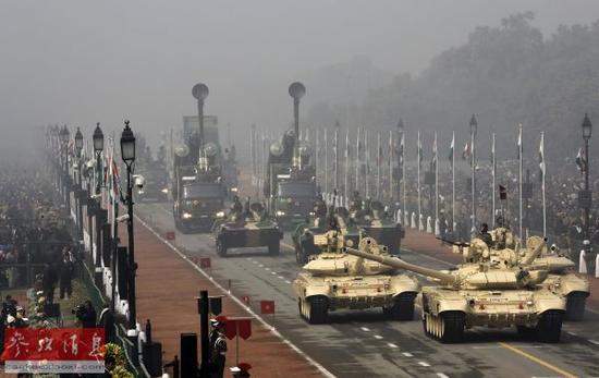 ӡ�ȹ��͹����ı���չʾ��T-90��ս̹�˵�װ��(·͸��)