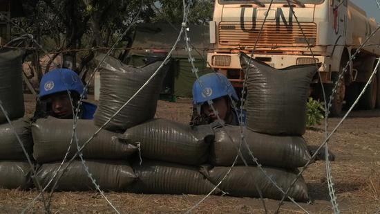 天色逐渐变暗,我方人员依然保持高度警惕,观察事态发展