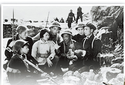 赵守福在为民兵传授埋雷技术。