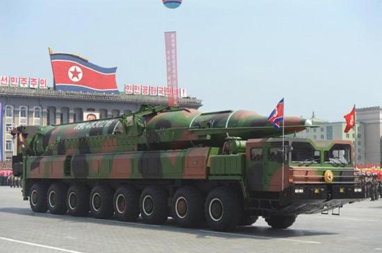 资料图：在朝鲜阅兵式上展示的弹道导弹