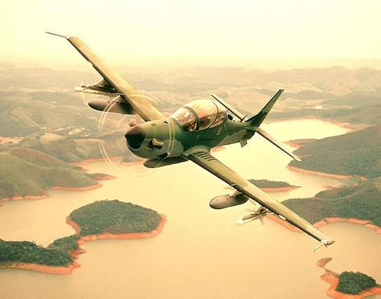 EMB-312“巨嘴鸟”教练\攻击机携带“响尾蛇”空空导弹