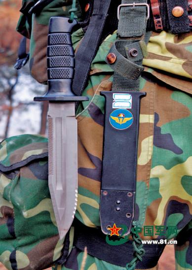 一把30多厘米长的小小伞兵刀,几乎荟萃了“十八般武器”。