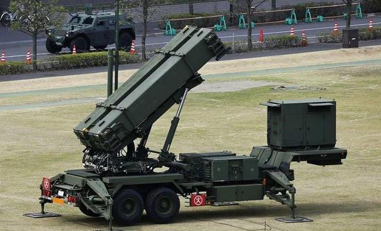 这是日本媒体拍摄到防卫省内的东京“爱国者3”地空导弹阵地。