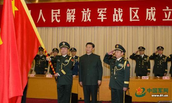 习近平将军旗郑重授予南部战区司令员王教成、政治委员魏亮。