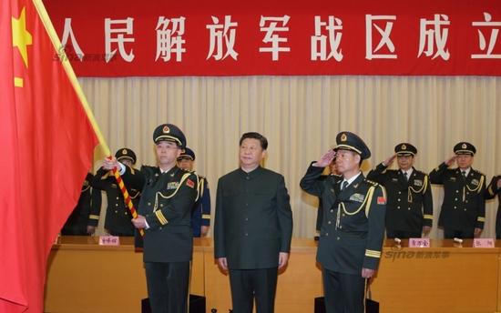 习近平将军旗授予中部战区司令员韩卫国、政治委员殷方龙。
