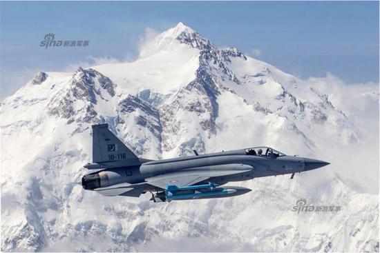 近日，国外权威媒体公布了巴基斯坦空军装备的JF-17“枭龙”战斗机在喜马拉雅山脉地区巡逻的高清照片。喜马拉雅山脉橫跨了五个国家，包括中国、印度、尼泊尔、不丹及巴基斯坦。参与巡逻的枭龙战机挂载了三个副油箱及两枚SD10A距距空空导弹两枚疑似PL-5EII近距格斗导弹。