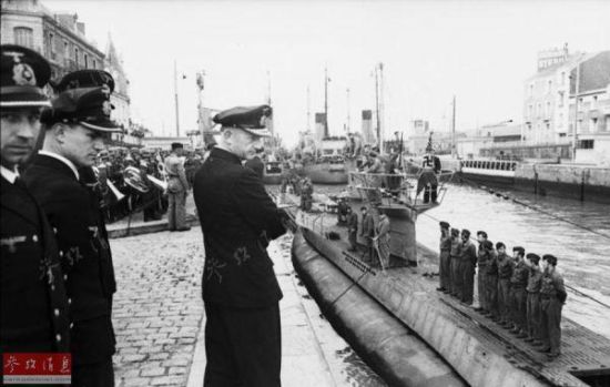 1941年,德国“海狼”司令视察他的U型潜艇(简称U艇)部队。