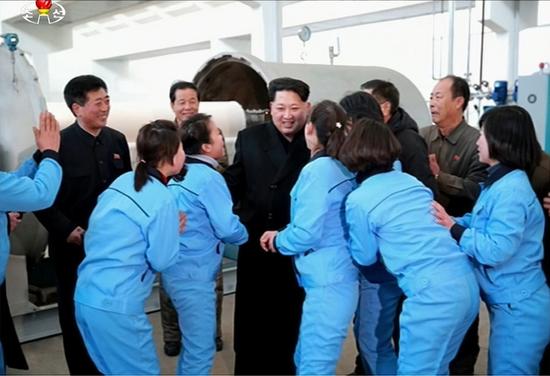 金正恩视察平壤一纺织厂