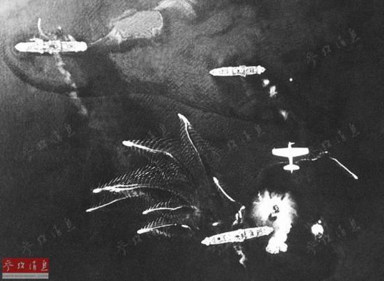   1943年9月9日，所罗门群岛中部地区，美军空袭布干维尔岛托那雷港（Tonolei Harbor）日军基地期间，日军乘小船逃离较大舰只。
