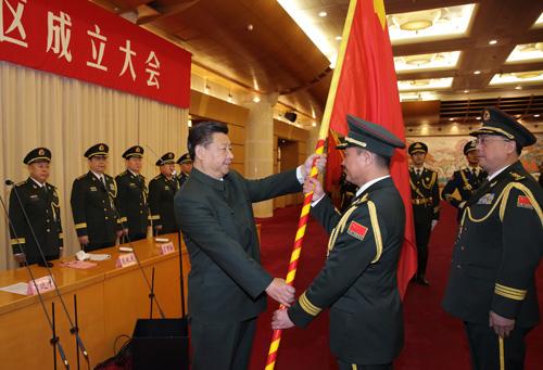 习近平将军旗授予东部战区司令员刘粤军、政治委员郑卫平。 新华社记者李刚摄