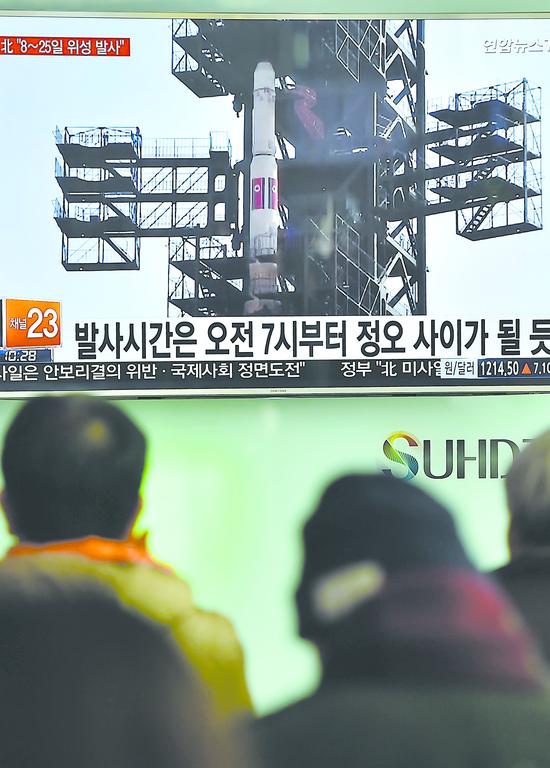 2月3日,韩国民众在首尔火车站观看有关朝鲜发射卫星的电视报道。