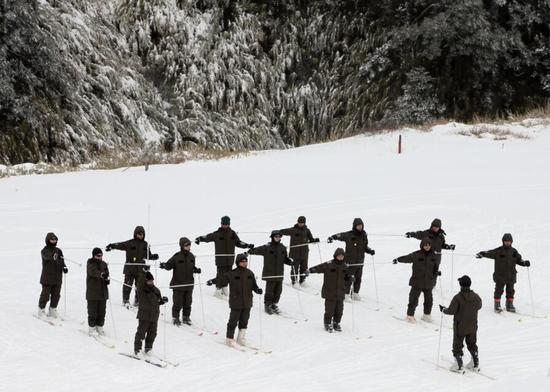 菜鸟们先要学习怎么滑雪,左!右!左!
