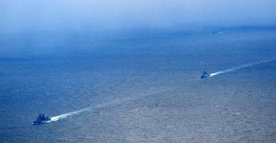 我海军编队全景航行照片。从左至右：哈尔滨舰、烟台舰、“天狼星”号侦察船