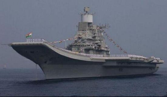 为展现印度海洋力量，印度海军派出最大的战舰“维克拉玛蒂亚”号航空母舰参加检阅。