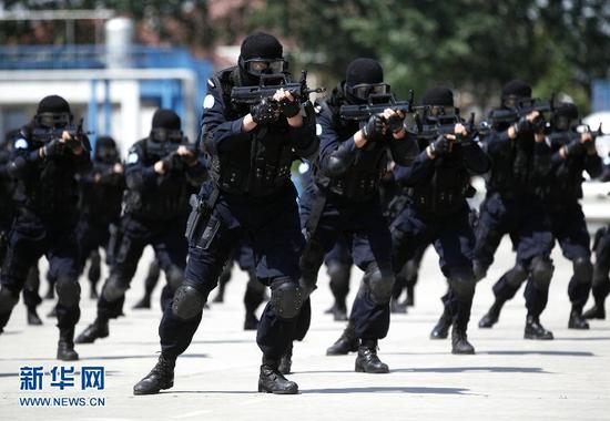 中国第二支赴非洲利比里亚维和警察防暴队举行汇报演练。