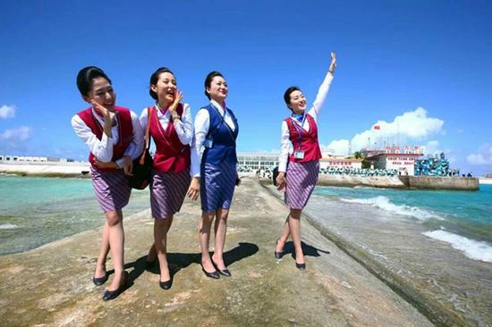 中国空姐乘班机抵达南沙永暑礁新建机场。（资料图）