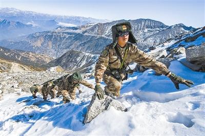 巡逻路上官兵艰难攀爬雪坡。 严贵旺摄