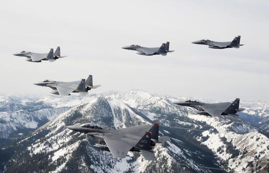 报道称,美国空军战斗机的缺口达数百架,在未来最有可能发生空战的东欧或西太平洋地区,俄罗斯或中国战斗机的数量都超过美国,这将使美国飞行员处于极其不利的地位。