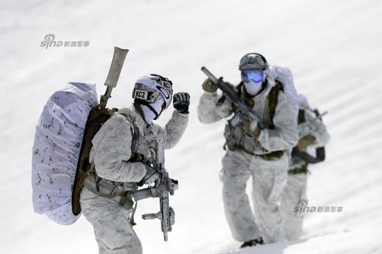 美军最精锐海豹突击队冬训,单兵装备异常精良。