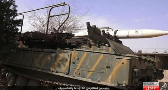 IS组织展示缴获的SA-6导弹发射车 


