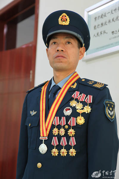 
图为中国空军兵王霍新民。