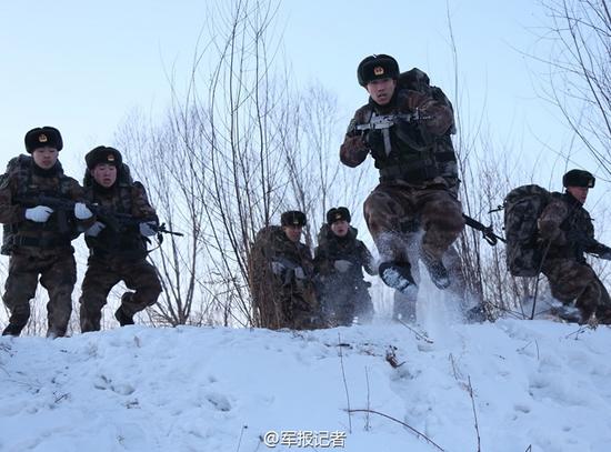 解放军驻东北部队雪地训练