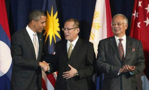 资料图:奥巴马与阿基诺握手