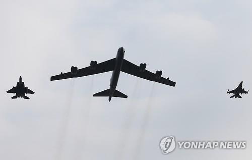 1月10日,从关岛安德森空军基地出发的美军B-52战略轰炸机进入驻韩美军乌山空军基地临近空域。