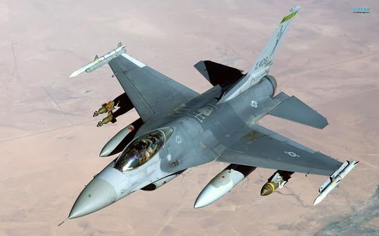 F-16可以把AIM-120挂载在翼尖，腾出翼下重载挂架