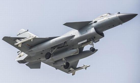 歼-10采用机腹进气、大三角翼限制它的挂载,影响它的多用途能力