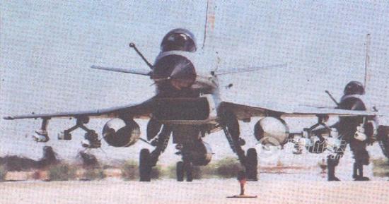 歼-10采用双联装中距空空导弹挂架增强空空火力