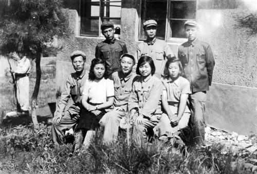 1952年8月3日,陈文贵(前中)与朝鲜中央卫生试验所细菌部鼠疫室同事的合影。