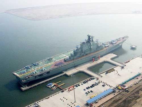 图片:停泊在天津航母乐园的“基辅”号航空母舰,天津航母乐园对“基辅”号的维护保养状态明显好于深圳的“明斯克”号