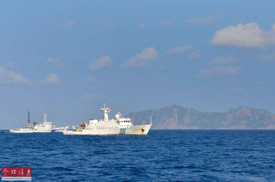 资料图片：2012年，钓鱼岛海域巡航的中国执法船（右）责令日船停止对我公务执法船的干扰行为，立即离开我国领海。