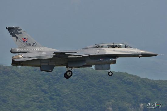 台湾空军装备的F-16B战机