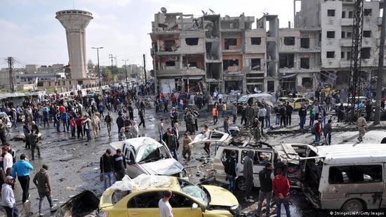 当地时间21日,叙利亚多地发生连环爆炸:叙利亚首都大马士革南郊遭连环爆炸袭击,已造成83人死亡180人受伤;另外,叙利亚中部城市霍姆斯市遭遇2起汽车炸弹袭击,造成57人死亡,另有上百人受伤。