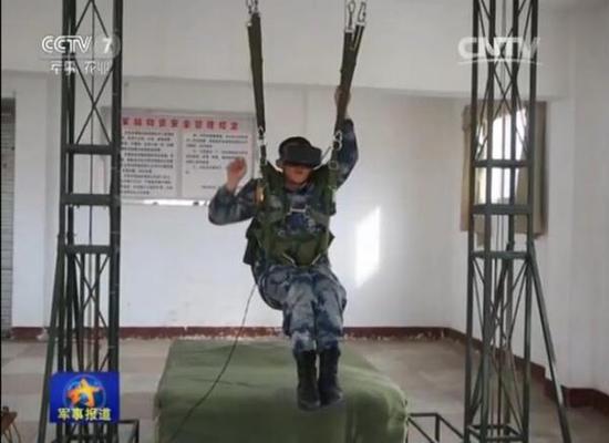 跳伞员头戴VR眼镜进行训练