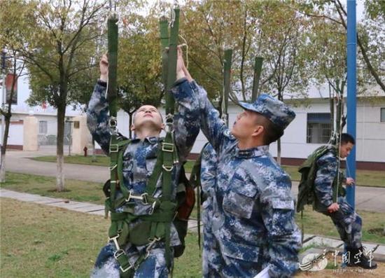 传统的地面训练,只能训练基本操作