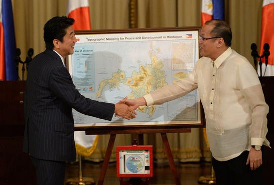 日本首相安倍晋三与菲律宾总统阿基诺三世。