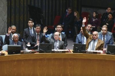 2月26日，在位于纽约的联合国总部，中国常驻联合国代表刘结(前中)在表决中投赞成票。 新华社发