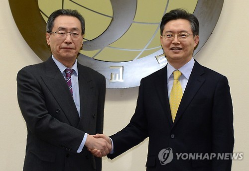 武大伟（左）和黄浚局在韩国外交部举行会谈