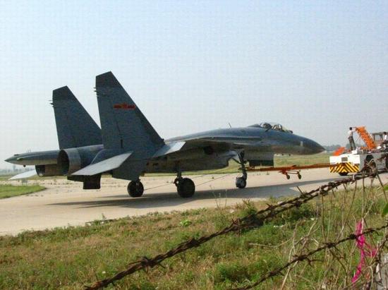 2001年使用“太行”进行试飞的领先试飞机,喷零件、空中停车,当时的涡扇-10光是硬件就困难重重