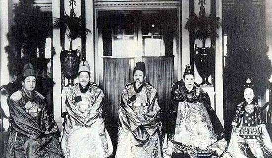 朝鲜王室资料图:甲申政变是指1884年12月4日(农历甲申年十月十七日)朝鲜发生的一次流血政变。这次政变由以金玉均为首的开化党主导,并由日本协助。政变的目的有两个:一是脱离中国独立,二是改革朝鲜内政。