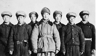 1951年11月18日,王万亭(右一)与“英雄僚机”焦景文(中)等在一起