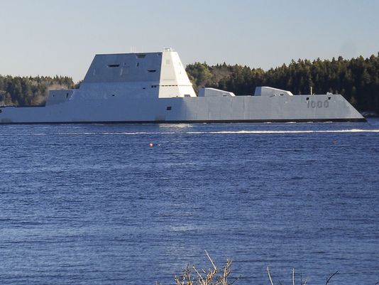 2015年12月,“朱姆沃尔特”号离开码头展开海试的场景