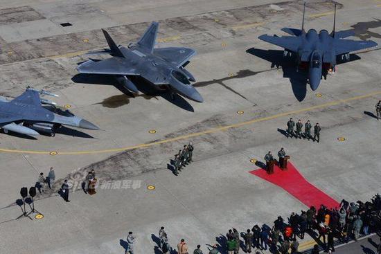 据韩媒报道,美国空军4架F-22“猛禽”隐形战机17日出现在朝鲜半岛上空。
韩媒称,自朝鲜进行核试验和发射飞行物以来,美国接连向朝鲜半岛出动战略武器。
17日上午,F-22战机在京畿道乌山空军基地上空低空飞行。该隐形战机具备卓越的隐身性能,可躲避敌军雷达,自如飞越敌军防控网,并搭载AIM-120和AIM-9空空导弹和1000磅级GBU-32精确制导炸弹,还可潜入敌方空域实施核轰炸。