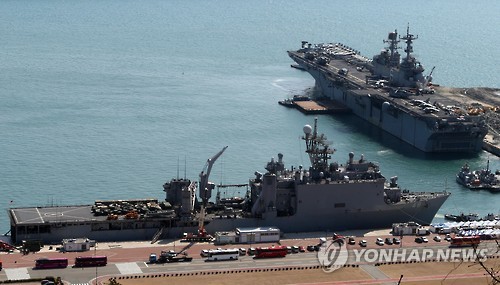 3月3日,美国海军第七舰队“好人理查德号”两栖打击大队旗下的2艘舰艇——两栖攻击舰“好人理查德号”(4.1万吨级)和两栖船坞登陆舰“阿什兰号”(1.5万吨级)驶入釜山海军基地